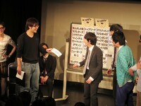 持参のプレートを差し込もうとする組閣会議荒らしの浜村。