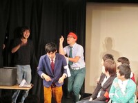 他人のギャグをやることになり悩む酒井に、周囲から「うしろうしろ！」の声が。