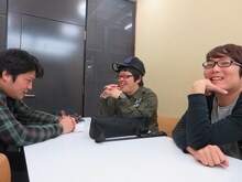 「トンファータモンズ＆チーモン囲碁将棋」について語るトンファー山西とタモンズ。トンファーりゅーじはボクシングのトレーニング中。