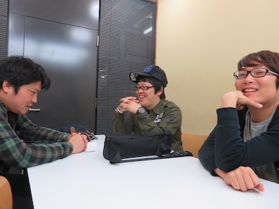 「トンファータモンズ＆チーモン囲碁将棋」について語るトンファー山西とタモンズ。トンファーりゅーじはボクシングのトレーニング中。