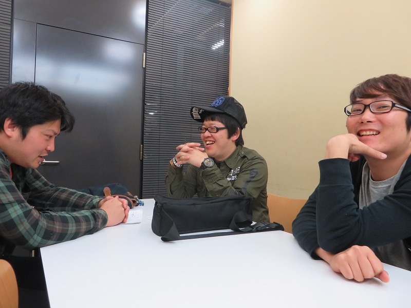 「トンファータモンズ＆チーモン囲碁将棋」について語るトンファー山西とタモンズ。トンファーりゅーじはボクシングのトレーニング中。