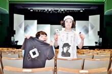 グッズを手にするエレキコミック。撮影：菊池聡