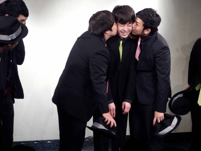 巨匠のキスを受けるピテカントロプス大和田。