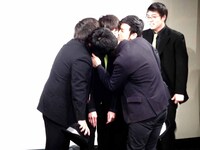 正面からドリーマーズ坂本のキスを受ける大和田。