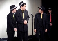 S×Lとトリオ漫才に挑戦する大和田（左）。