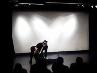 「起こすネタ」の役を交換して演じるピテカントロプス。