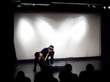 「起こすネタ」の役を交換して演じるピテカントロプス。