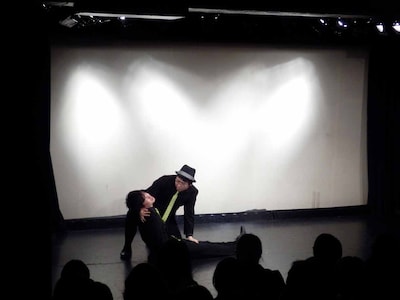 「起こすネタ」の役を交換して演じるピテカントロプス。