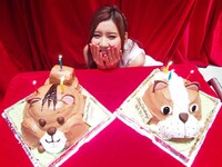 TOMOMI（SCANDAL）とケーキ。