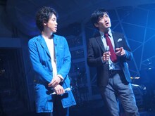 「365日」を歌唱する大泉洋と劇団ひとり（左から）。