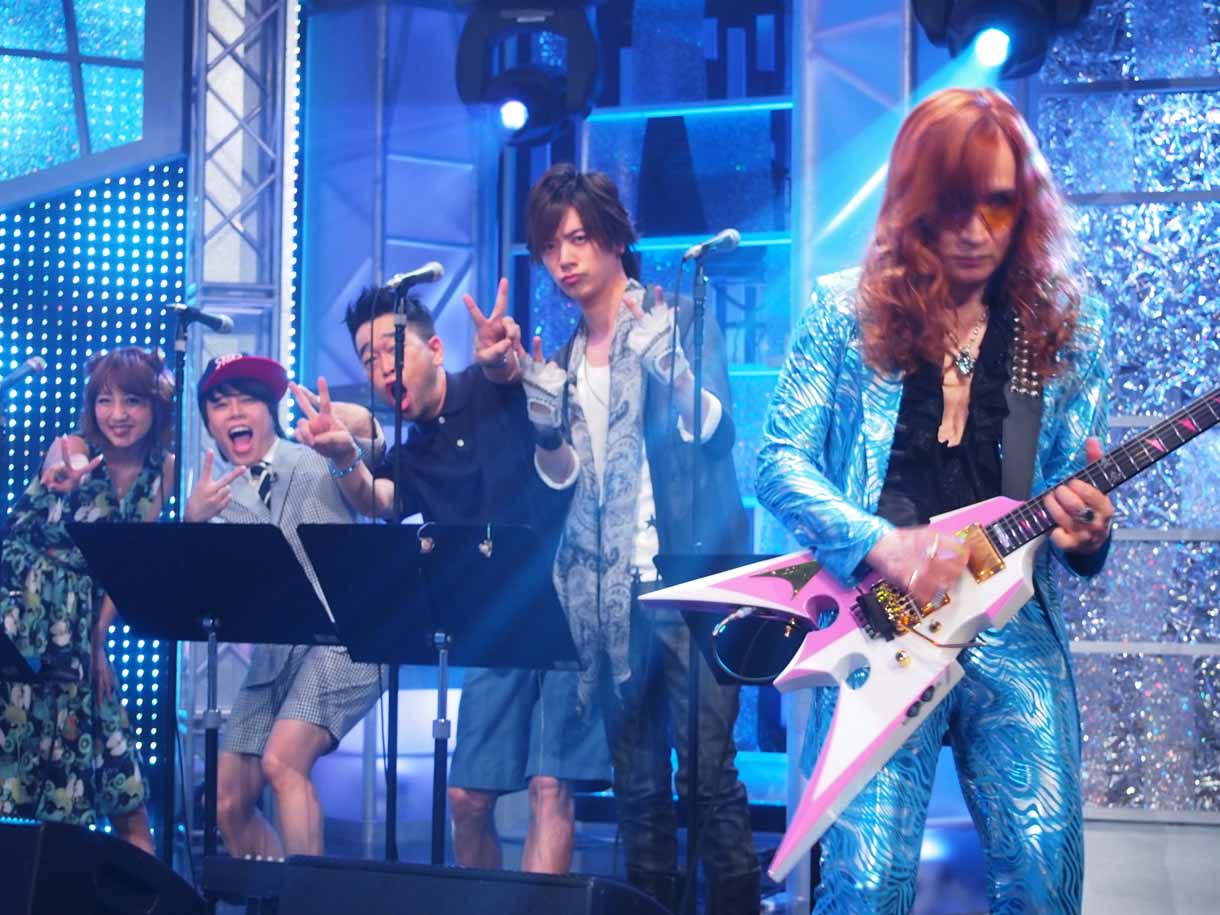 コーラスチームの（左から）高橋みなみ（AKB48）、西川貴教（T.M.Revolution）、槇原敬之、DAIGO（BREAKERZ）。ギターの高見沢俊彦（THE ALFEE）。