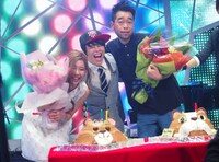 スタジオで行われたTOMOMI（SCANDAL）と槇原敬之の誕生会の様子。