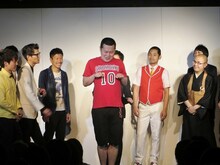 スパナペンチがネタ合わせのため抜けた間を、しろうの「トマトッ！」でつなごうとするモグライダーともしげ。