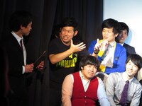 「お金を吐くネタ」が事務所ライブでいかにウケていたかを説明する岡野。