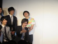 自分たちの歌ネタに顔を背けるねじ。