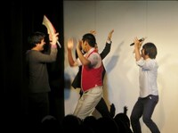 1位をハイタッチで喜ぶエルシャラカーニとトップリード。