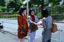 お客さん第1号にビラを配る日本エレキテル連合。