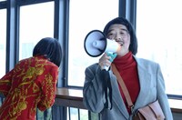 展望室でのビラ配りの様子。