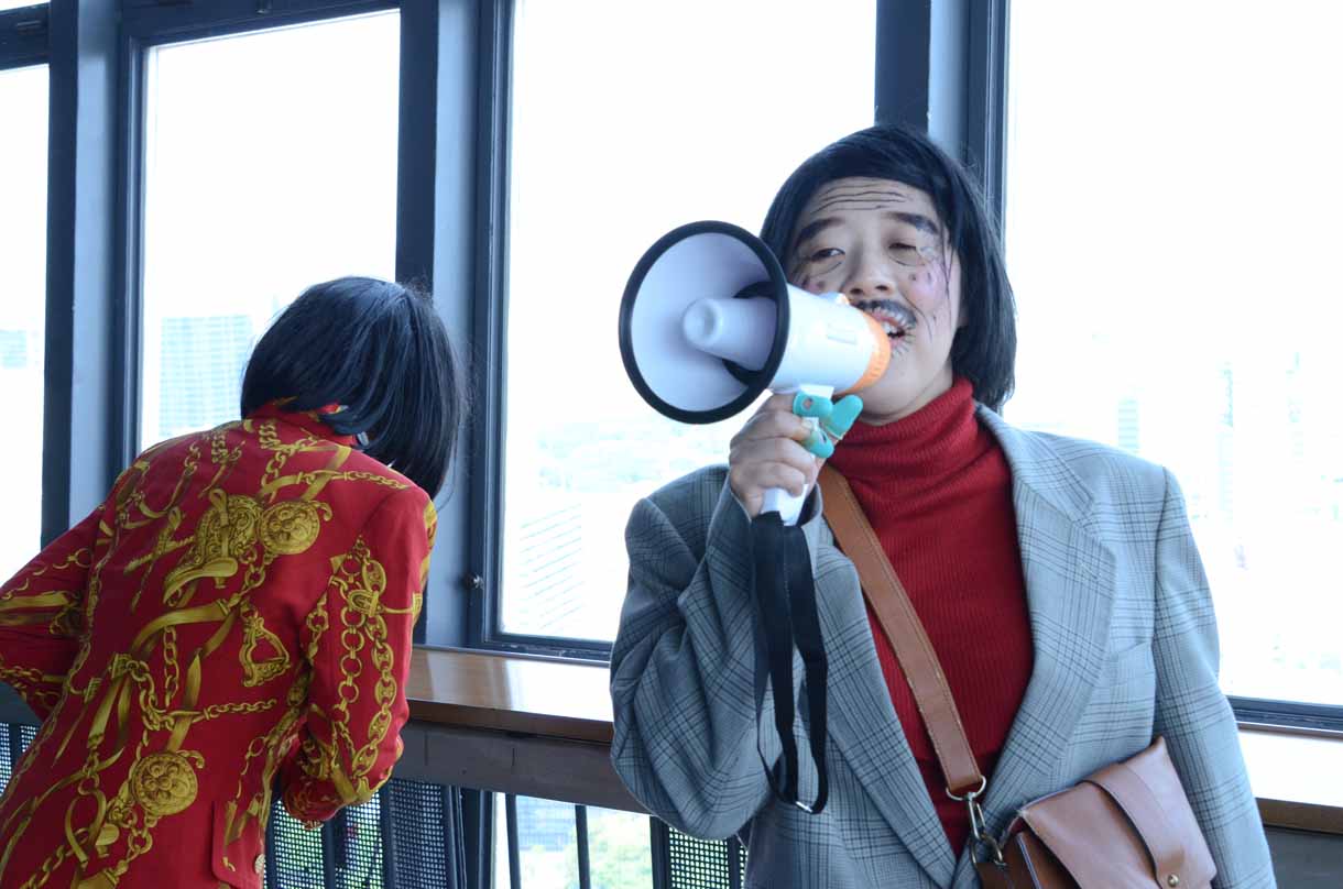 展望室でのビラ配りの様子。