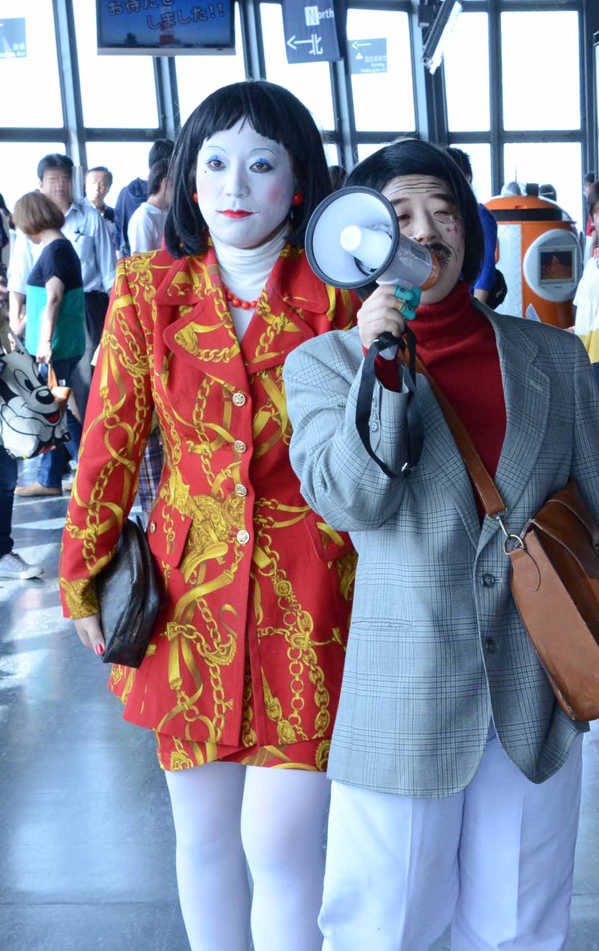 展望室でのビラ配りの様子。