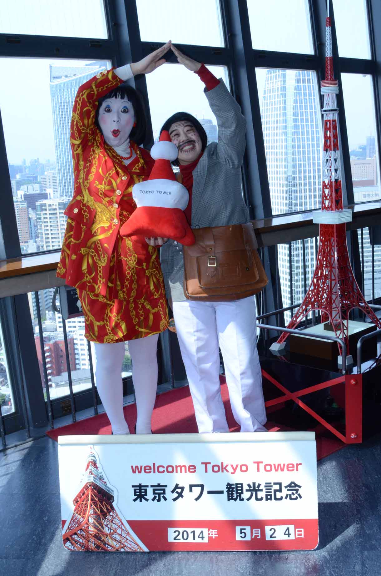 記念撮影コーナーで写真を撮ってもらう細貝さんと朱美ちゃん3号。
