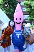 ノッポンとの記念撮影の様子。