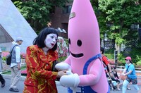 朱美ちゃんの手をナデナデするノッポン。