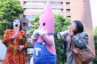 クレープを食べる細貝さんと朱美ちゃん3号。