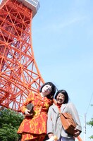 東京タワーでビラ配りをした細貝さん（中野、右）と朱美ちゃん3号（橋本、左）。