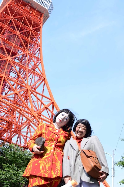 東京タワーでビラ配りをした細貝さん（中野、右）と朱美ちゃん3号（橋本、左）。