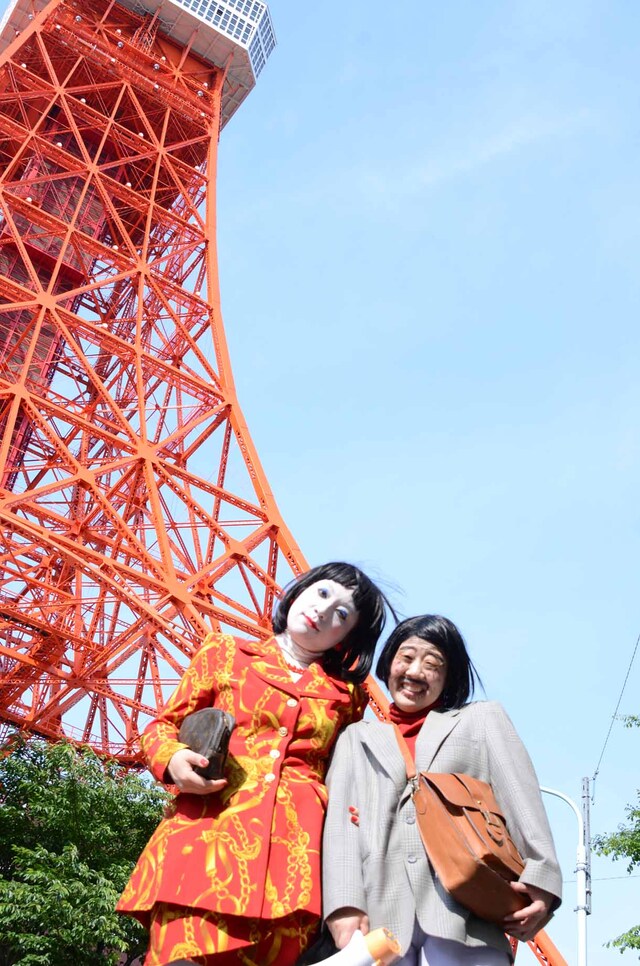 東京タワーでビラ配りをした細貝さん（中野、右）と朱美ちゃん3号（橋本、左）。