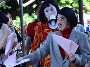 ビラを配る日本エレキテル連合。