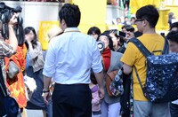 ビラ配りの様子。