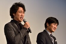 舞台挨拶で早々に泣き芸を見せる大泉洋（左）と、劇団ひとり（右）。