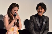 大泉に続けて泣き芸を見せる柴咲コウ（左）と、大泉洋（右）。