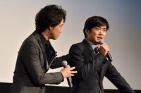 泣き芸を披露する劇団ひとり（右）と、寄り添う大泉洋（左）。