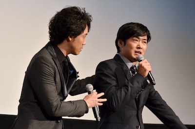 泣き芸を披露する劇団ひとり（右）と、寄り添う大泉洋（左）。