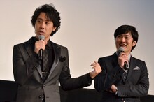 （左から）大泉洋、劇団ひとり。