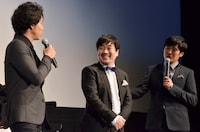 本作でマジックの監修を務める魔耶一星（中央）と、大泉洋（左）、劇団ひとり（右）。