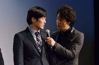 空中浮遊のマジックに挑戦する劇団ひとり（左）と、マイクフォローを担当する大泉洋（右）。