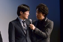 空中浮遊のマジックに挑戦する劇団ひとり（左）と、マイクフォローを担当する大泉洋（右）。