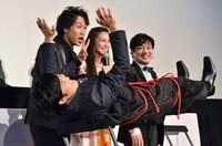 映画「青天の霹靂」の初日舞台挨拶で、空中浮遊のマジックに成功する劇団ひとり監督（手前）と、（後方左から）大泉洋、柴咲コウ、マジック監修の魔耶一星。