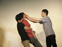 永沢のブラとも言えるメガネを無理矢理外そうとする男たち。