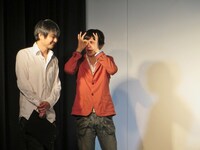 手ブラ状態をキープする永沢。