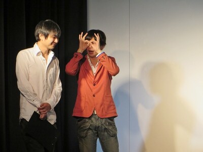 手ブラ状態をキープする永沢。