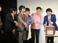 リアクションよりボケで頭がいっぱいの小宮。