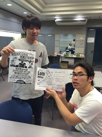 トークライブ「LOTTi NITE」を行うロッチ。