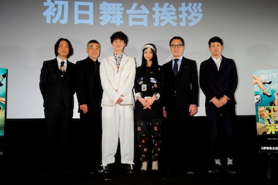 映画「オー!ファーザー」の初日舞台挨拶に登壇した、（左から）河原雅彦、柄本明、岡田将生、忽那汐里、佐野史郎、藤井道人監督。