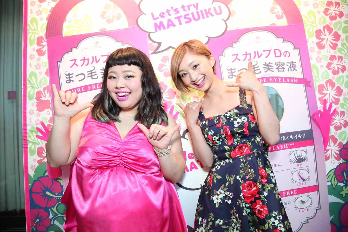 「ハワイアン・メイ！コレクション 2014」にシークレットゲストとして出演した渡辺直美（左）と、近藤あや。