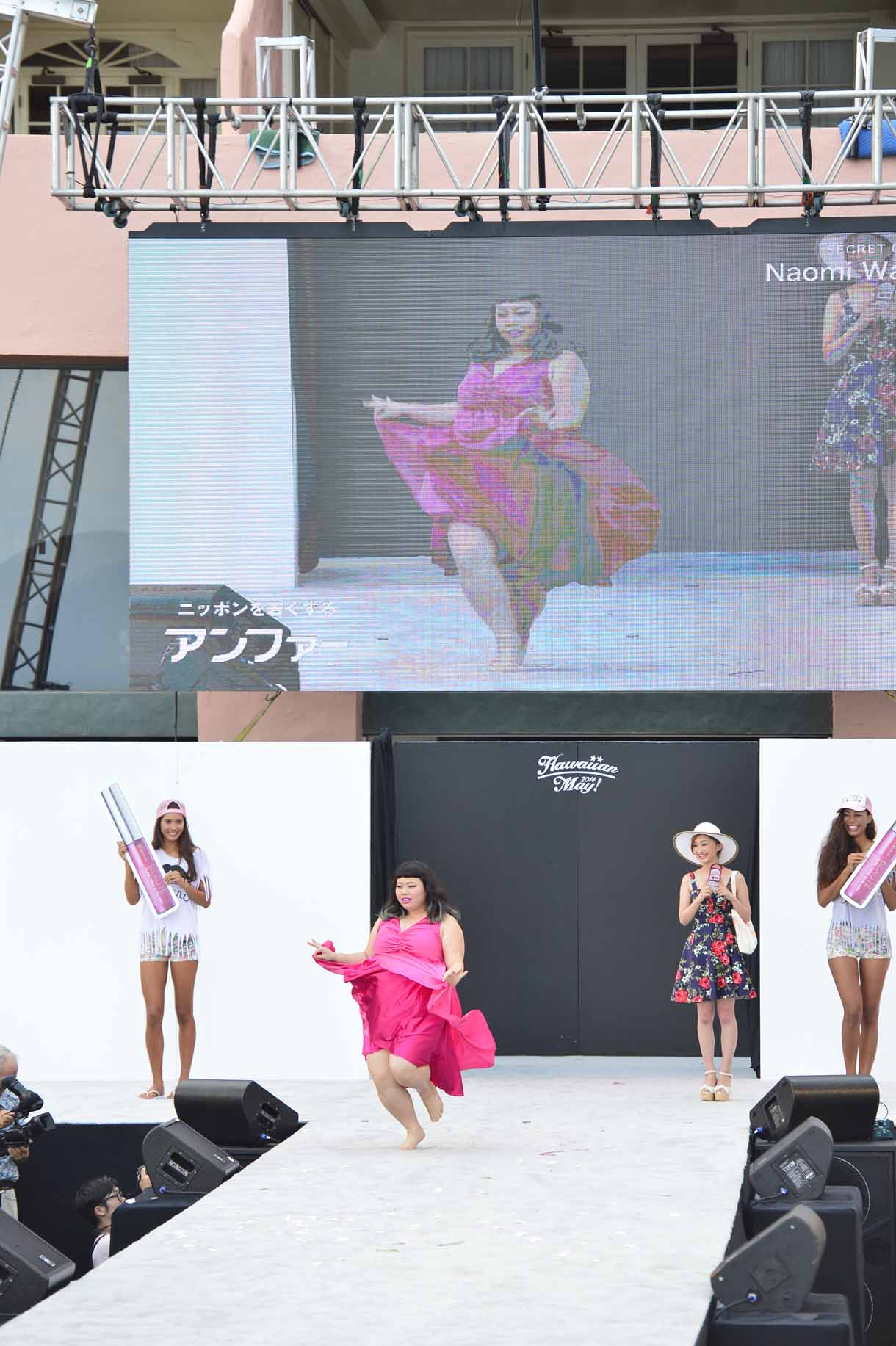 「ハワイアン・メイ！コレクション 2014」の様子。